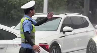 湖南益陽：執勤輔警冒雨赤腳指揮交通